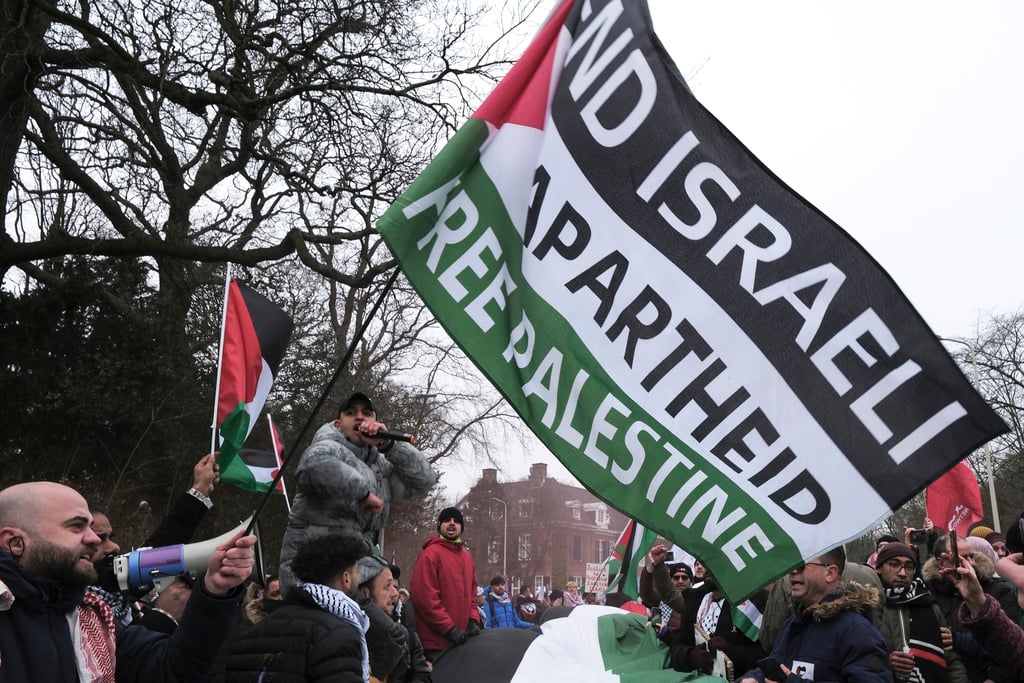 Pro-Israel and Palestinian groups rally outside ICJ