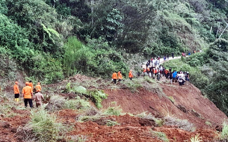 4 maut tanah runtuh di Indonesia