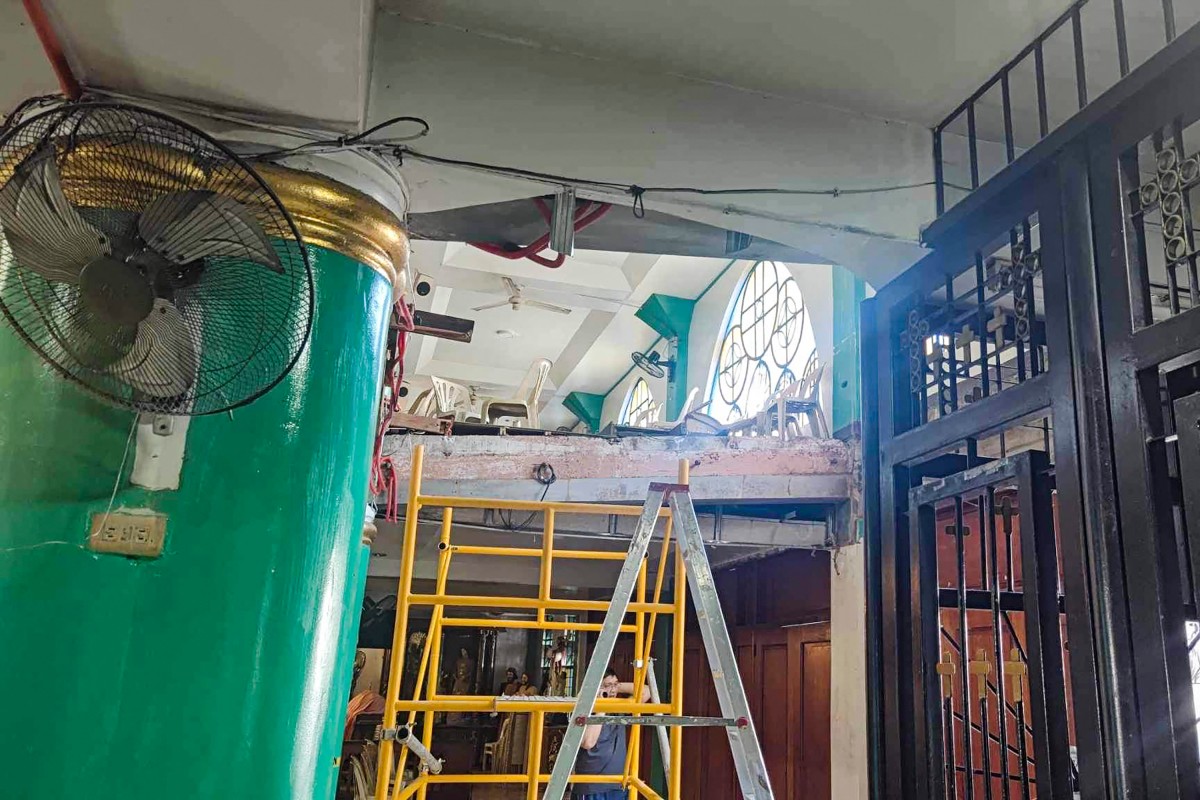 1 dead, 53 hurt as Philippine church balcony collapses during mass