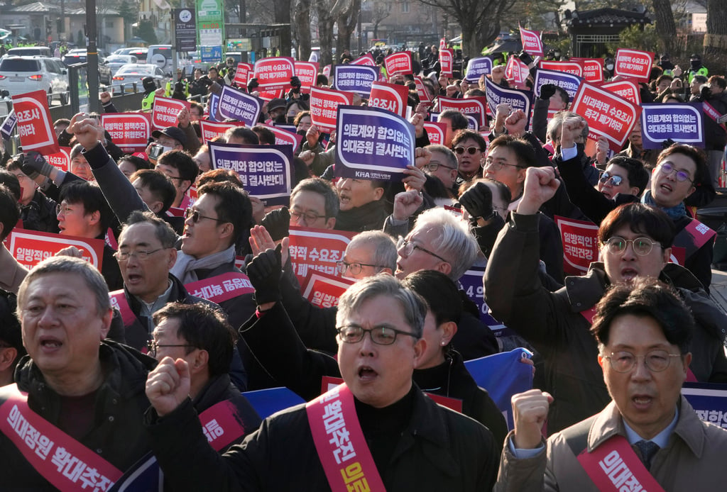 S. Korea to start legal action against doctors over walkout