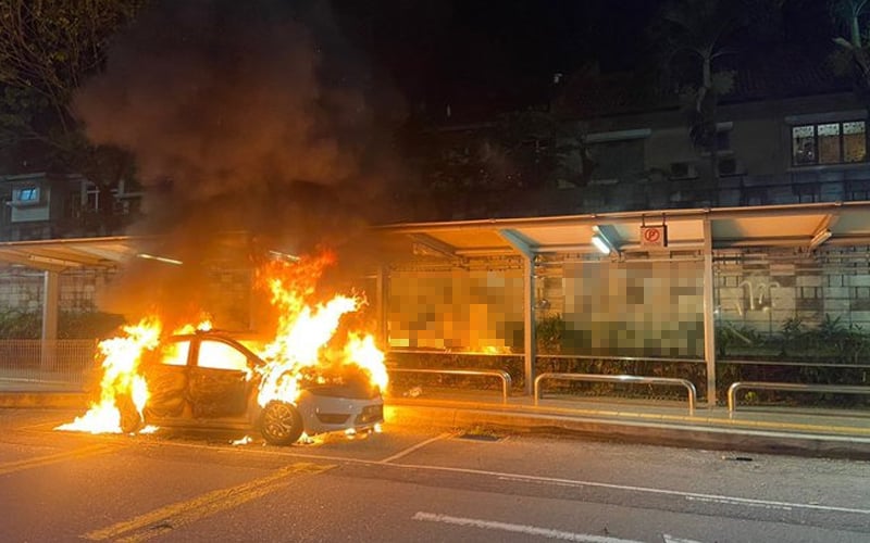 Kereta polis bantuan terbakar dibaling molotov cocktail