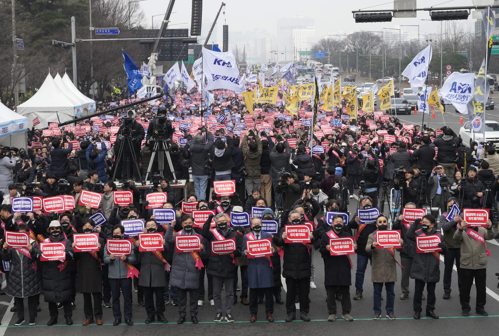 Thousands of S. Korean doctors rally as healthcare standoff escalates