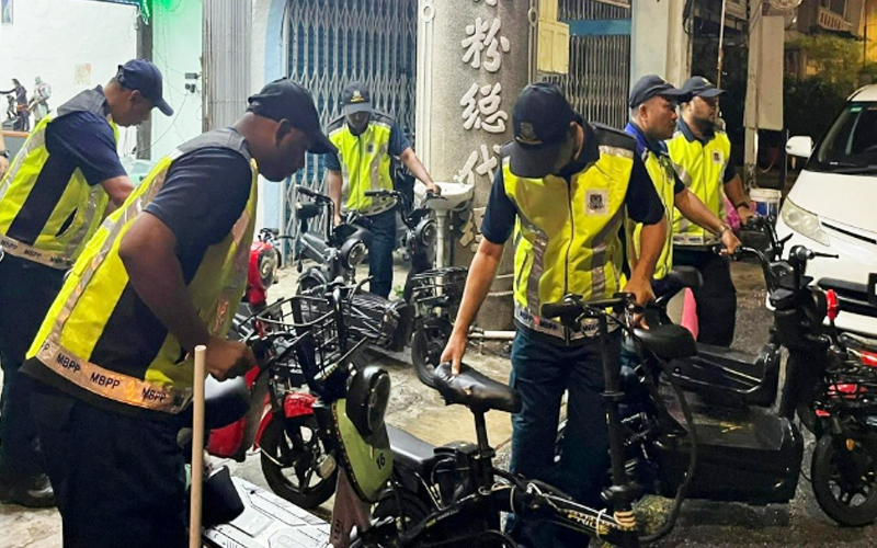 Lelaki Bangladesh berniaga tanpa lesen, 25 skuter elektrik dirampas