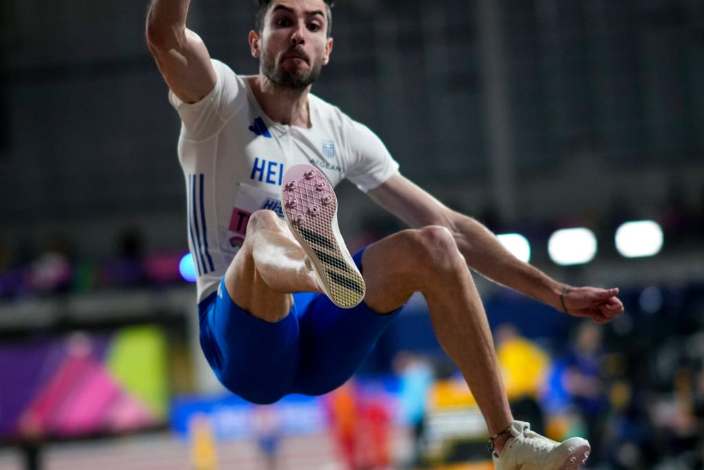 Tentoglou retains world indoor long jump title, Holloway cruises