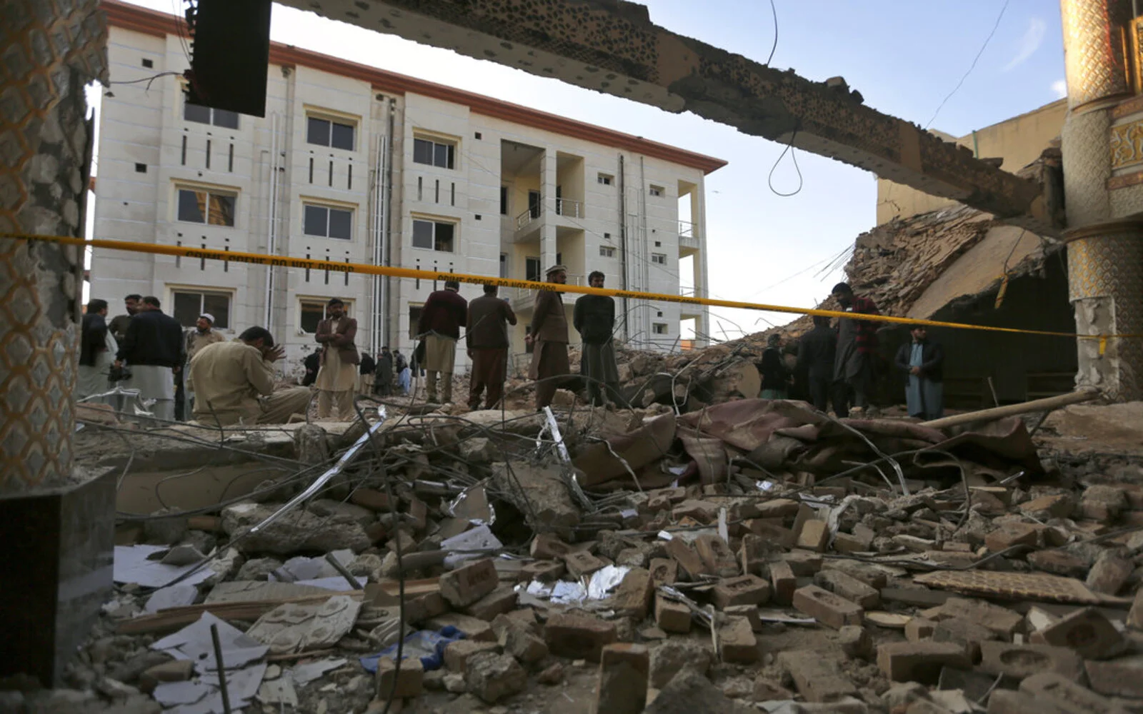 Suicide bombing in western Pakistan kills 8