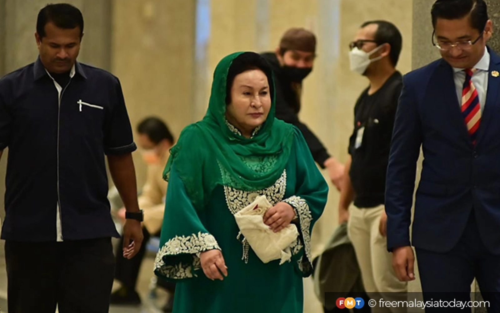 Rosmah gagal masuk polis, kerajaan dalam saman barang kemas RM67.4 juta