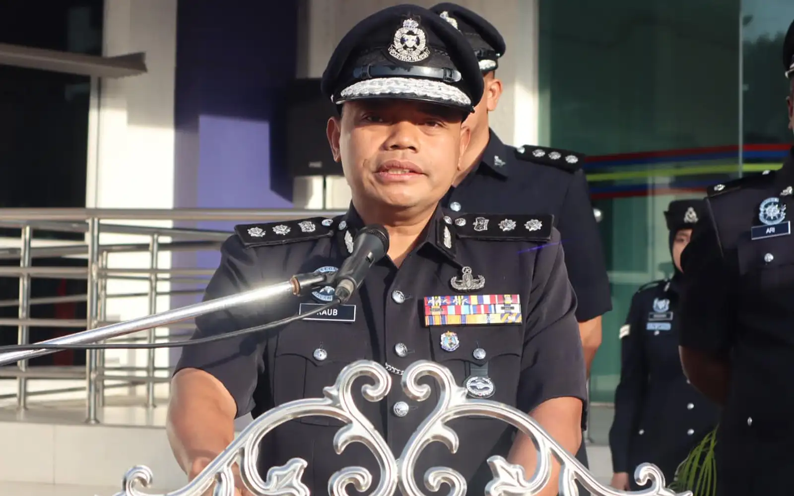 Polis trafik cedera parah dilanggar pemandu mabuk