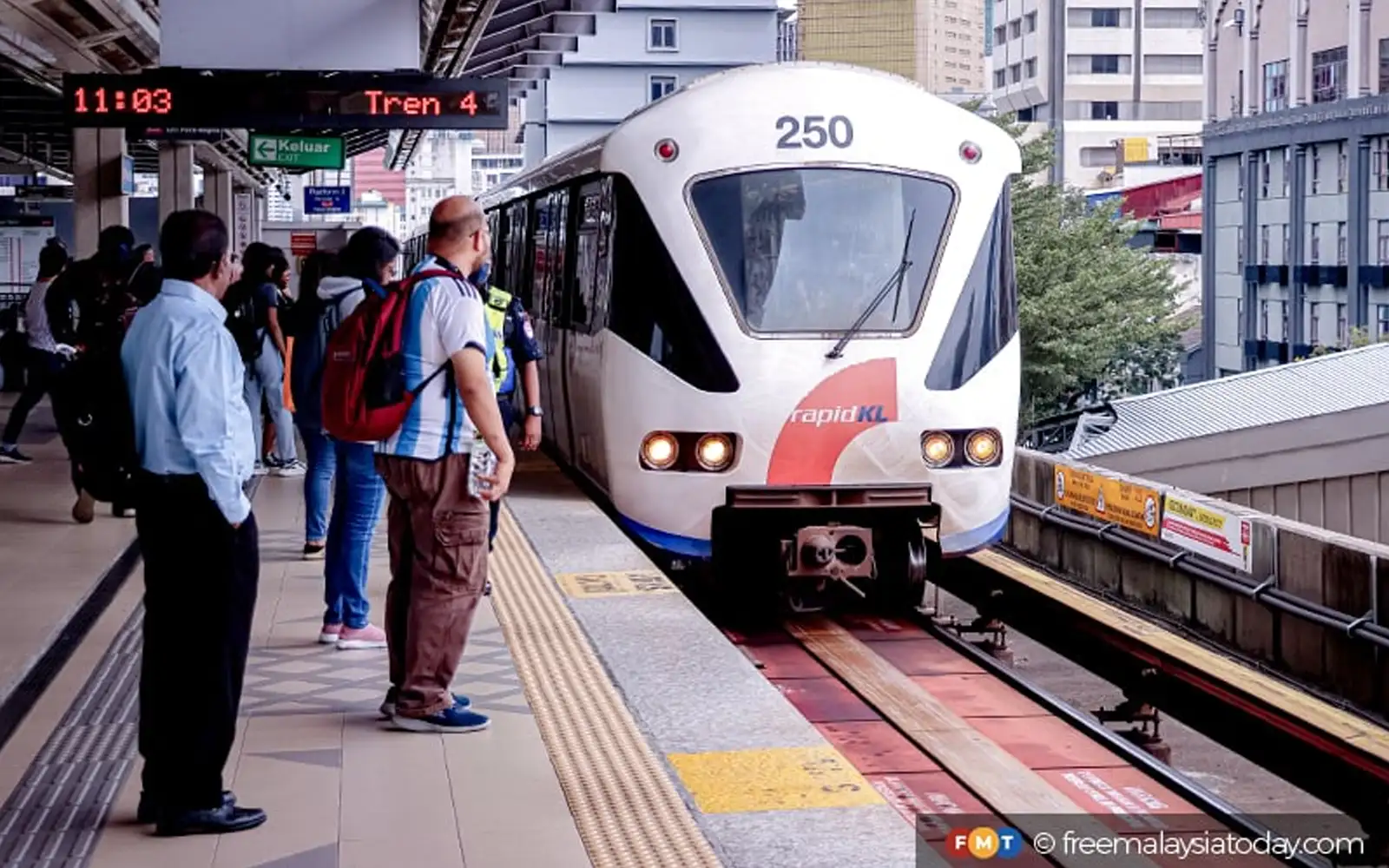 Perkhidmatan LRT Laluan Kelana Jaya beroperasi dengan kekerapan tren terhad.