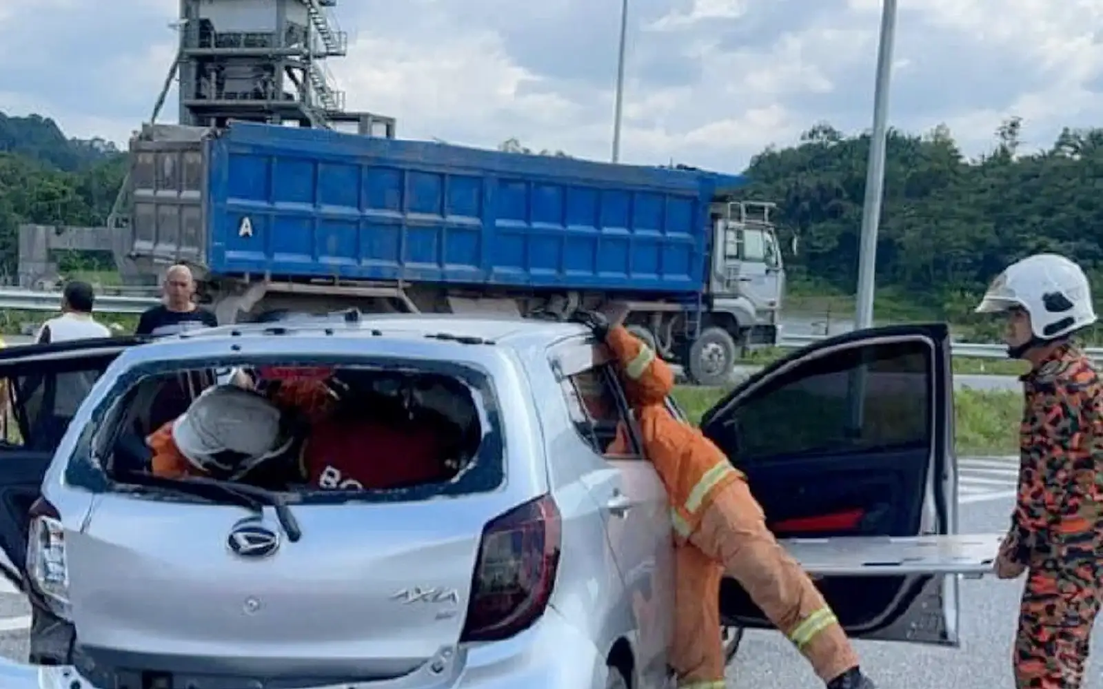 Seorang maut, 10 cedera 2 kereta bertembung di Sarawak | FMT