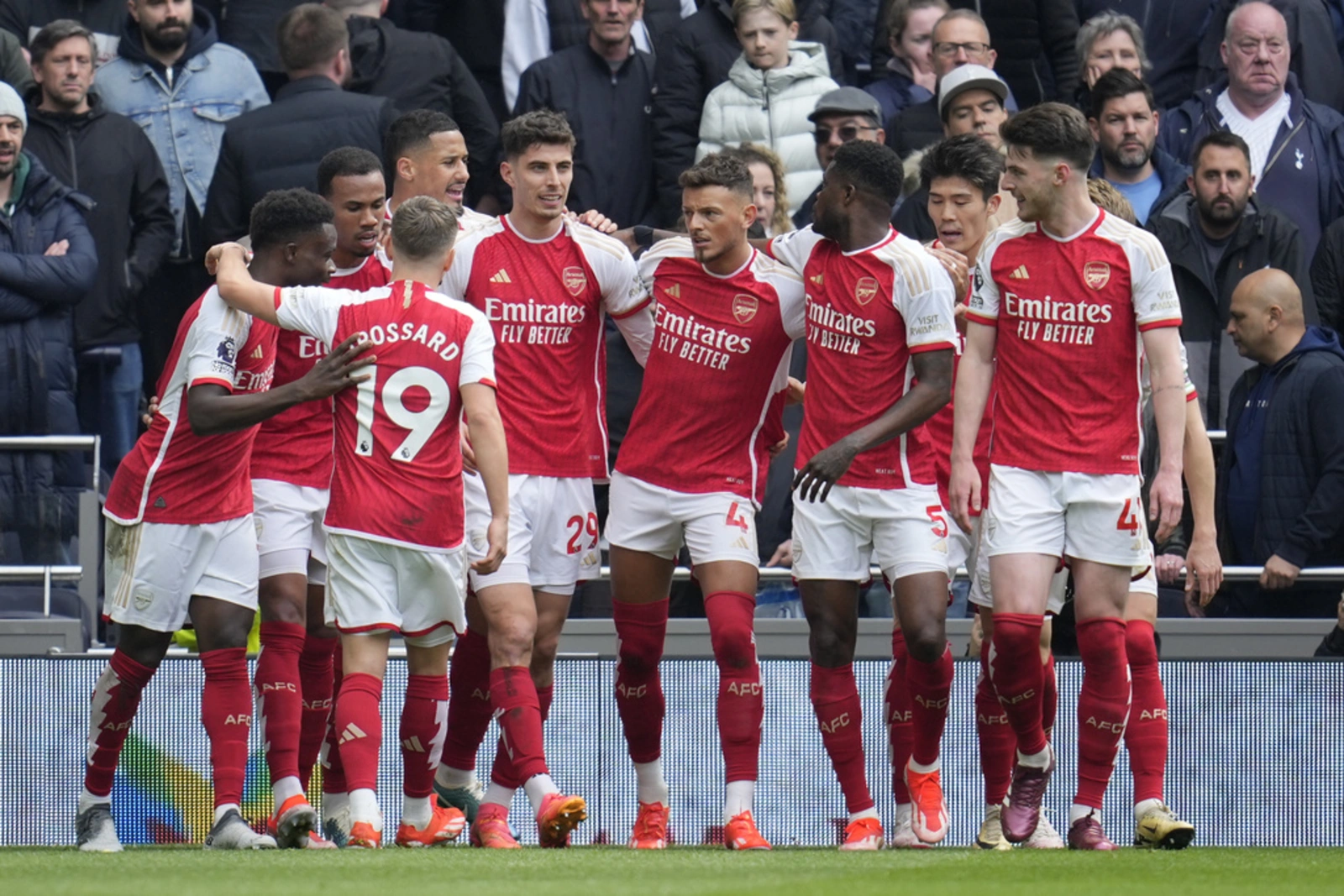 Arsenal secure thrilling 3-2 win over local rivals Spurs