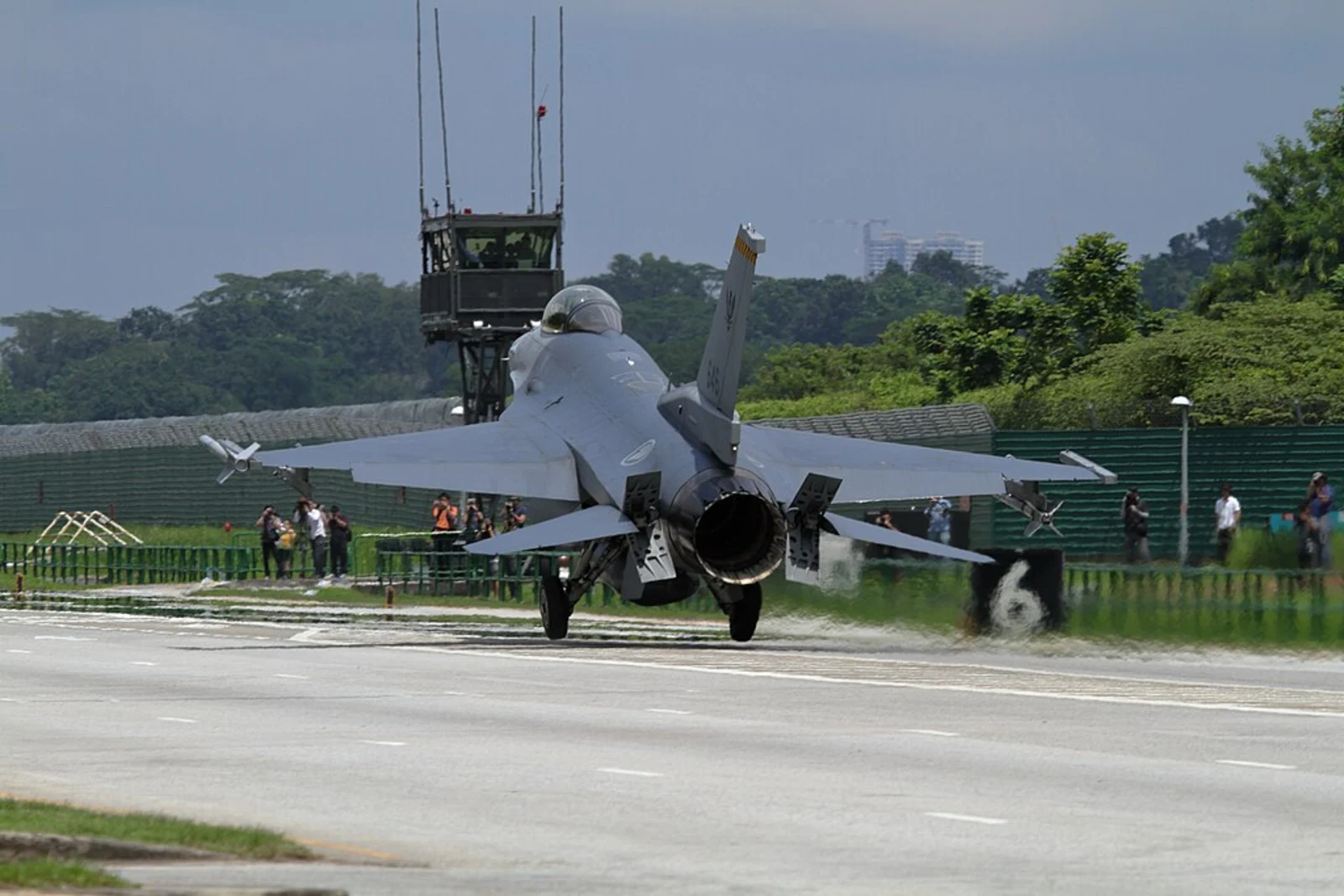 Singapore Suspends F-16 Training After Plane Crash 