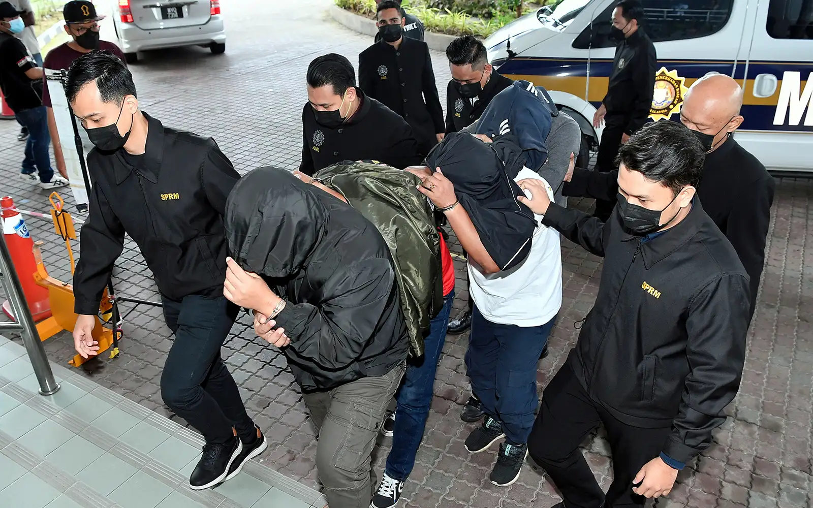 4 customs officers charged with accepting bribes