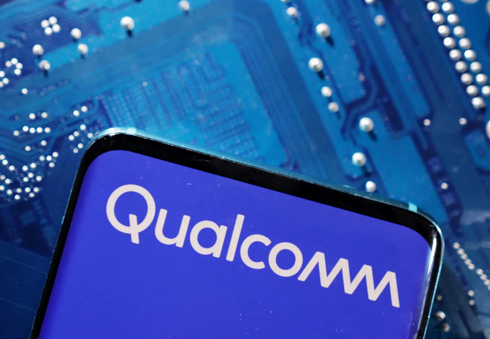 Qualcomm gives solid outlook in sign of smartphone recovery