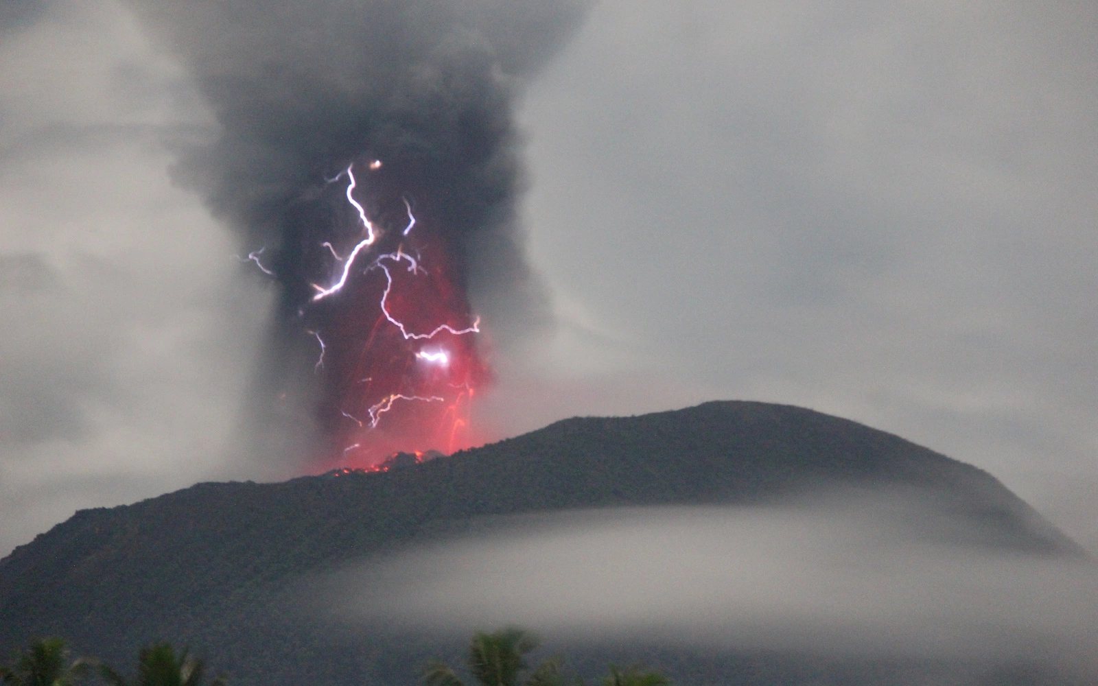 Indonesian Volcano Erupts, Spews Ash Cloud 7km High | FMT