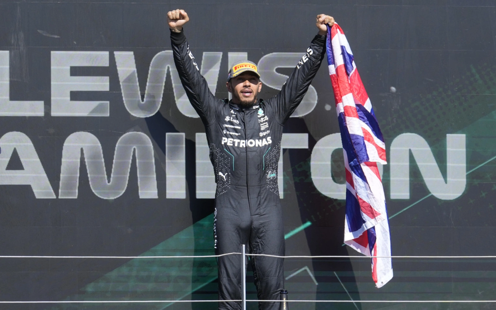 Hamilton ends drought with record 9th British victory