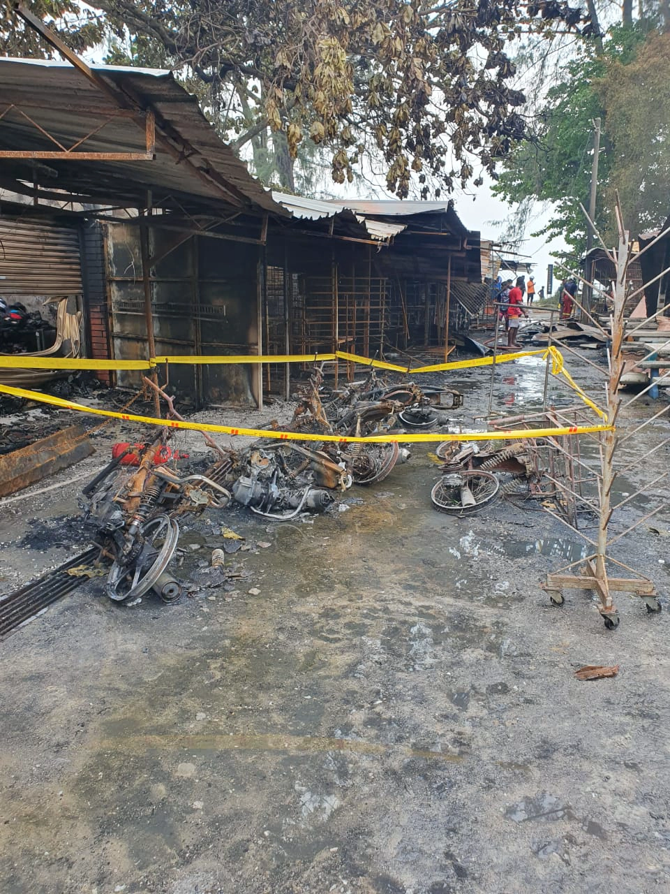 Fire razes popular hawker centre in Batu Ferringhi 5