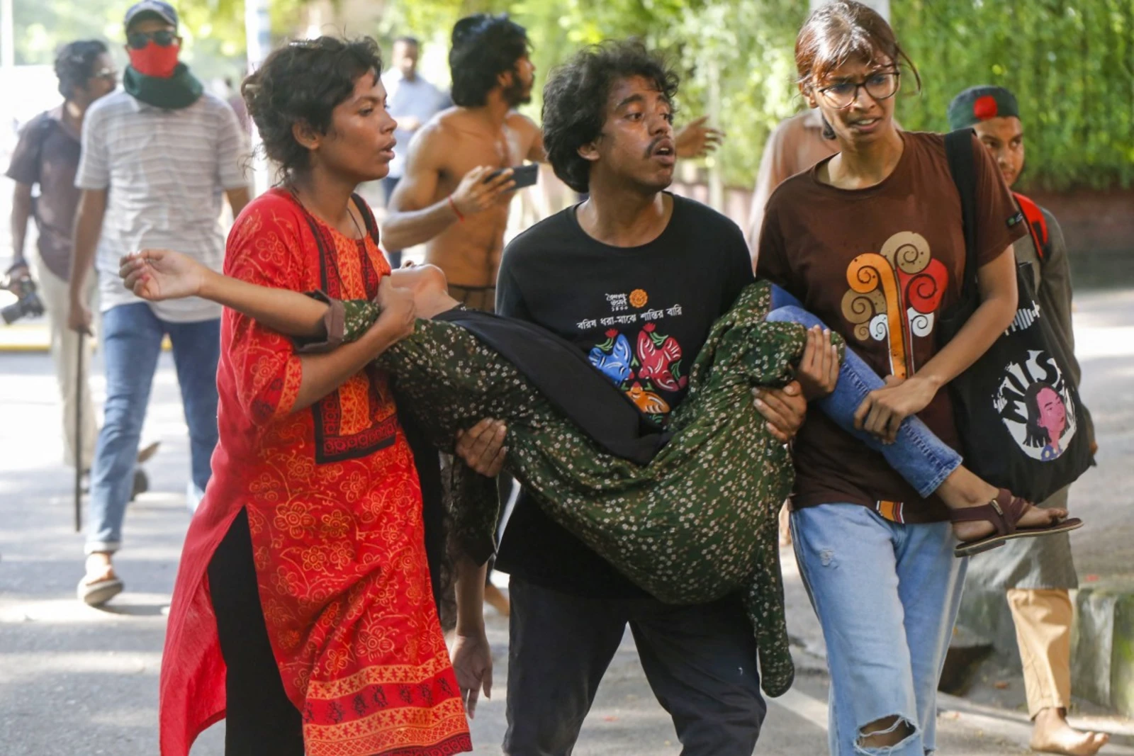 100 injured in Bangladeshi students protests over job quota