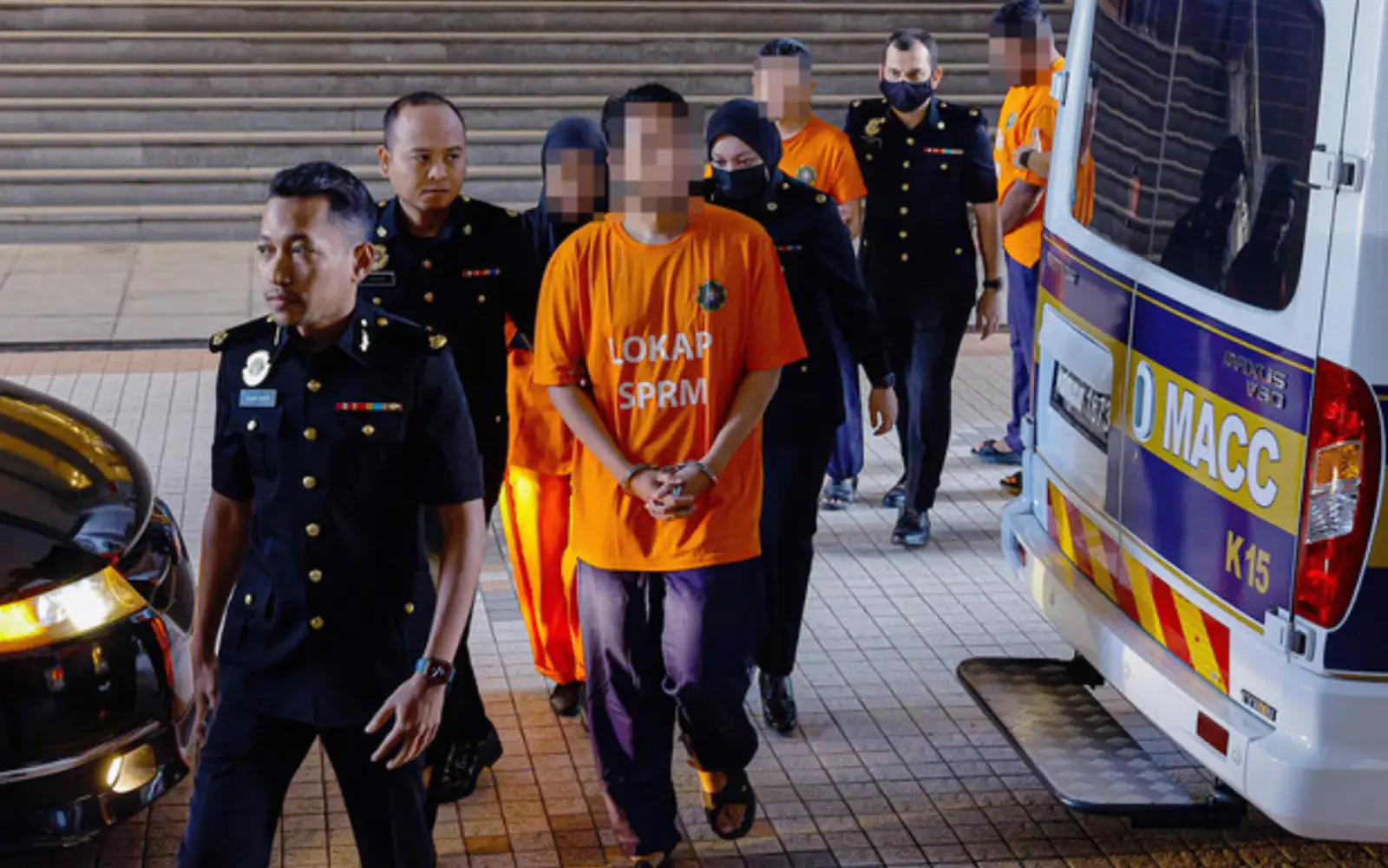 Pasangan Pempengaruh Direman 4 Hari Bantu Siasatan Kes Salah Guna Kuasa Pasangan Pempengaruh Direman 4 Hari Bantu Siasatan Kes Salah Guna Kuasa