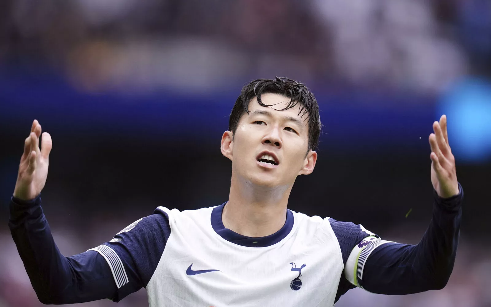 Son brace eases Spurs to 4-0 win over hapless Everton