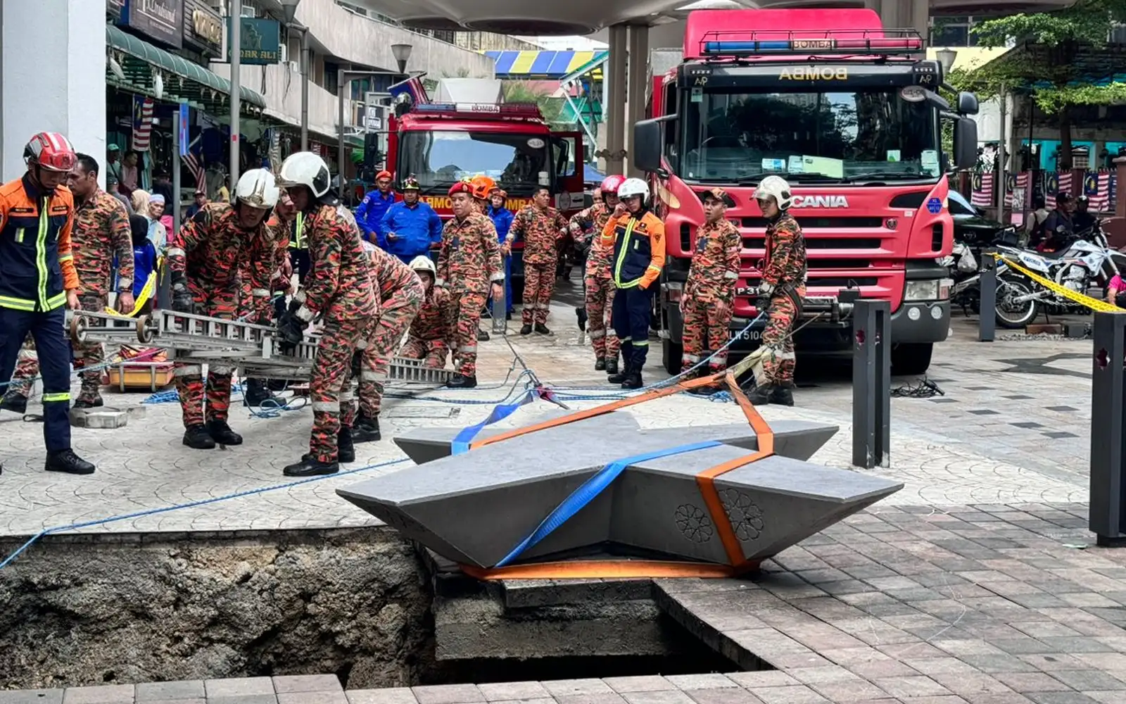 Foreigner trapped in 8-meter sinkhole in front of Masjid India