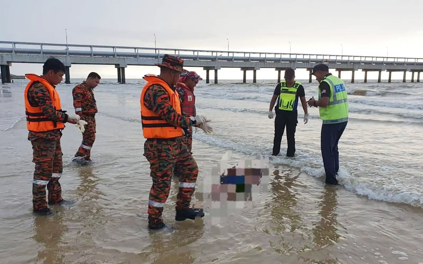 Operator kren jatuh laut ditemui lemas