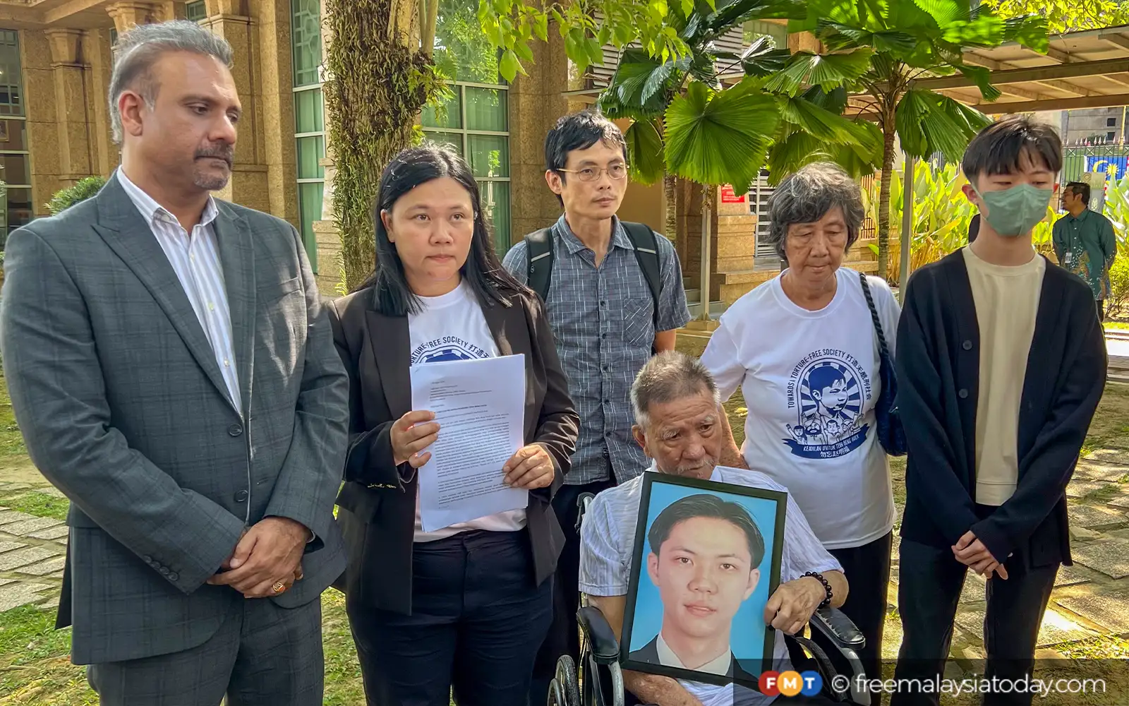 Go After Implicated MACC Officials, Says Teoh Beng Hock’s Family | FMT