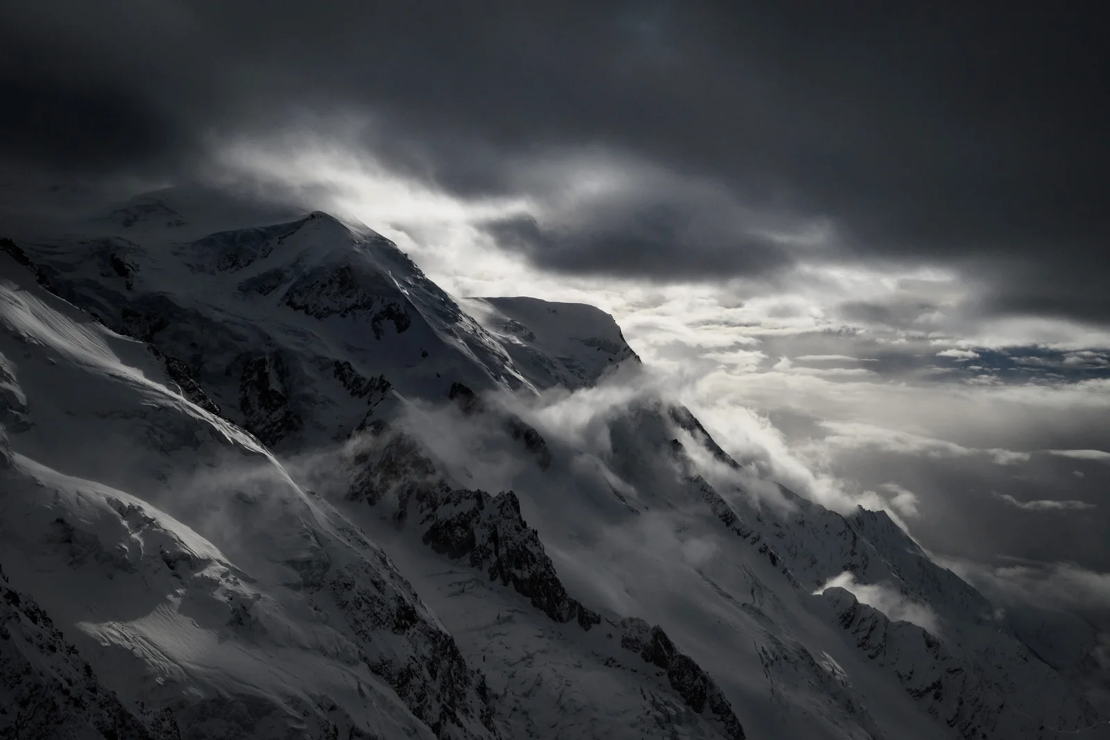 1 dead in ice block collapse in French Alps