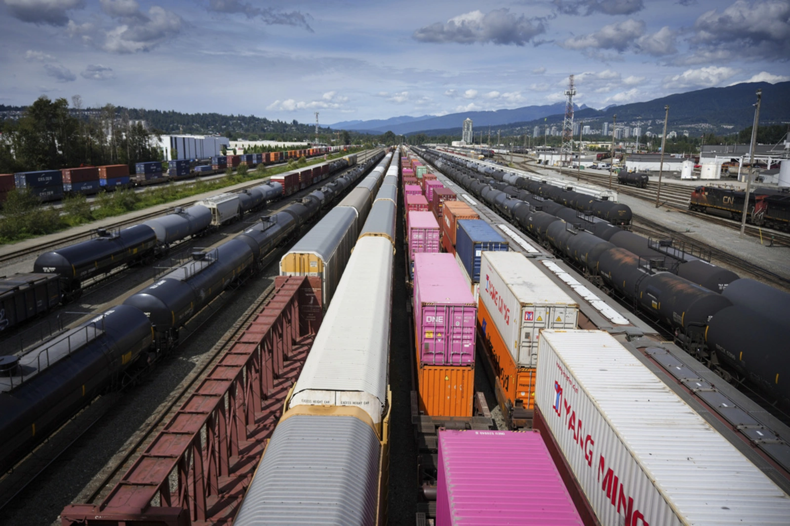 Canada rail freight shutdown threatens to disrupt economy