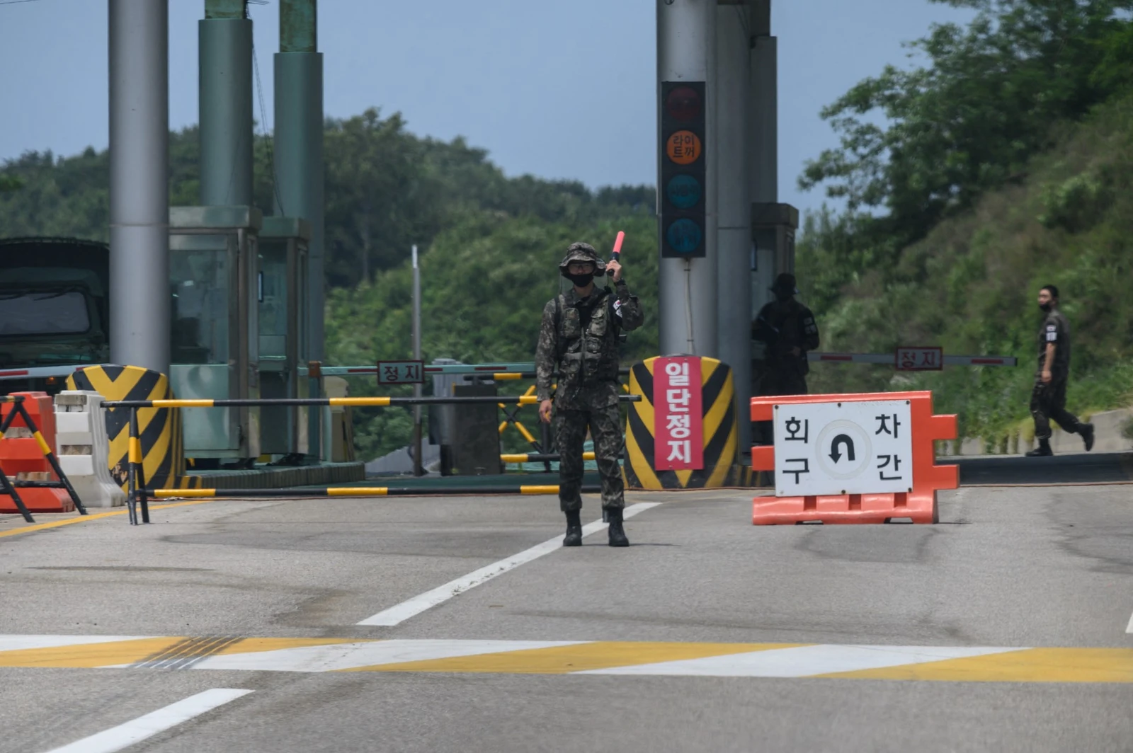 Seoul confirms North Korean defection as Pyongyang seals border