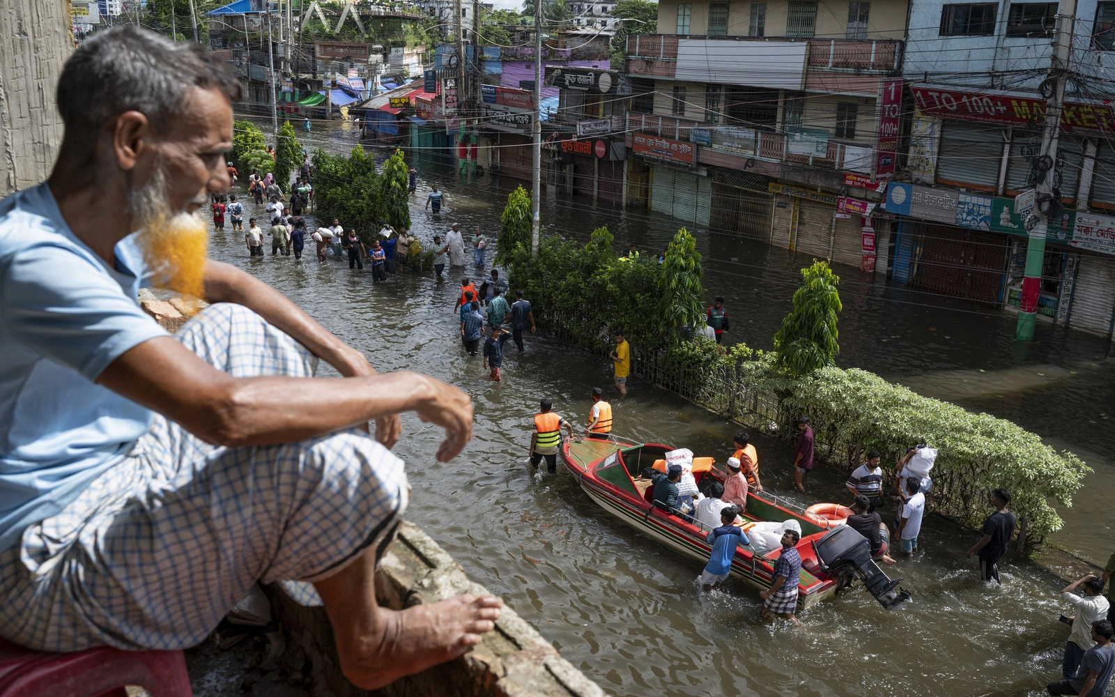 Floods in Bangladesh leave 5 dead, thousands stranded