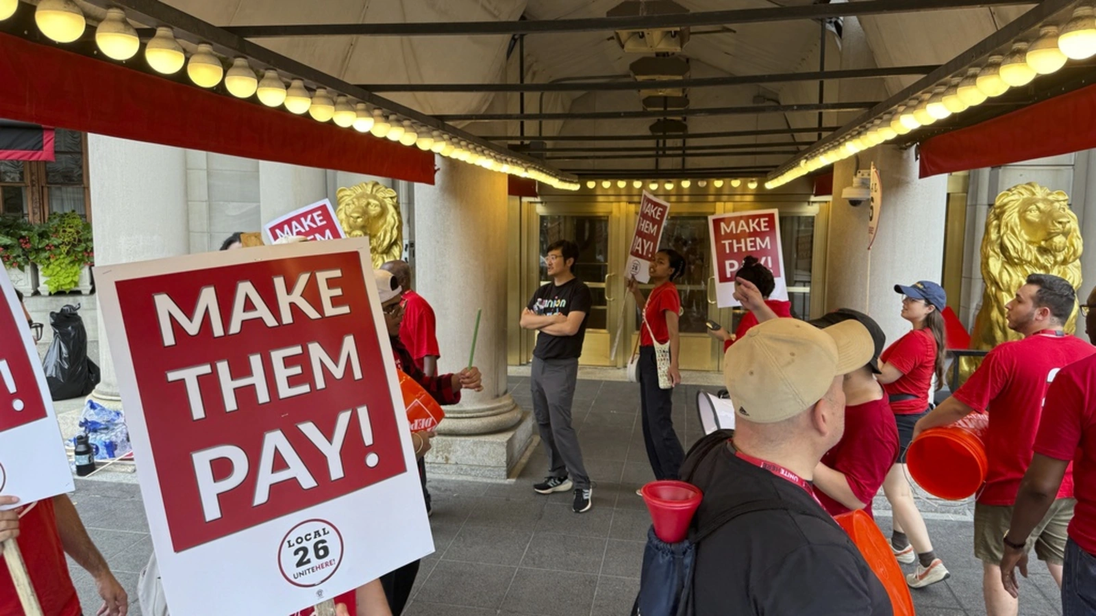 10,000 US hotel workers strike as contract talks break down