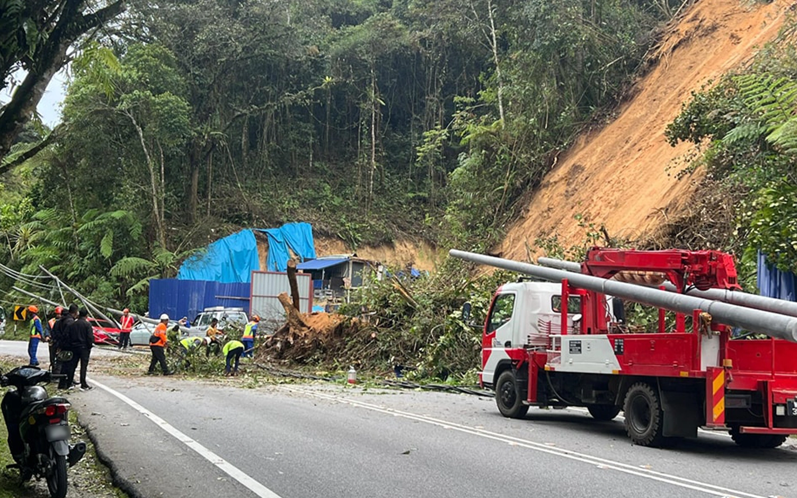 Tanah runtuh di Cameron Highlands, sebahagian jalan terhalang