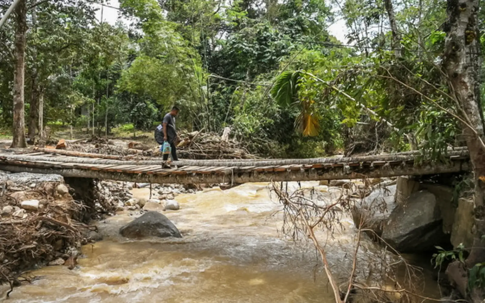 Baling villagers at their wit’s end after floods sweep away bridges