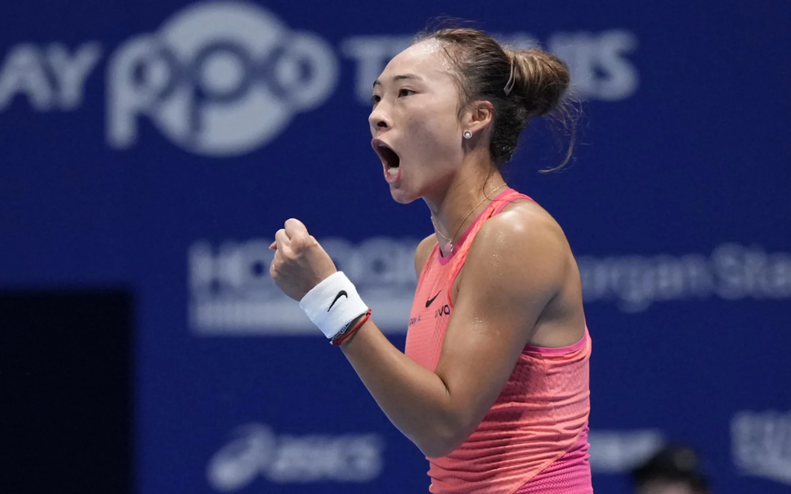 Zheng beats Paolini to march into WTA Finals semis