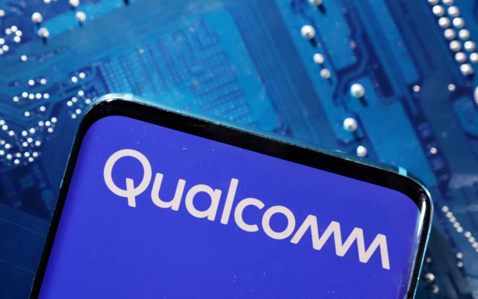 Qualcomm forecasts sales, profits above Wall Street estimates