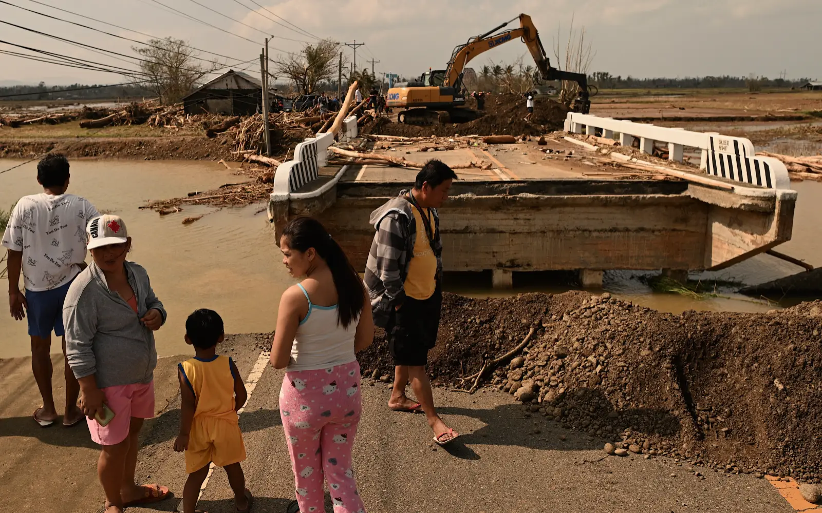 Tens of thousands flee as Typhoon Man-yi nears Philippines