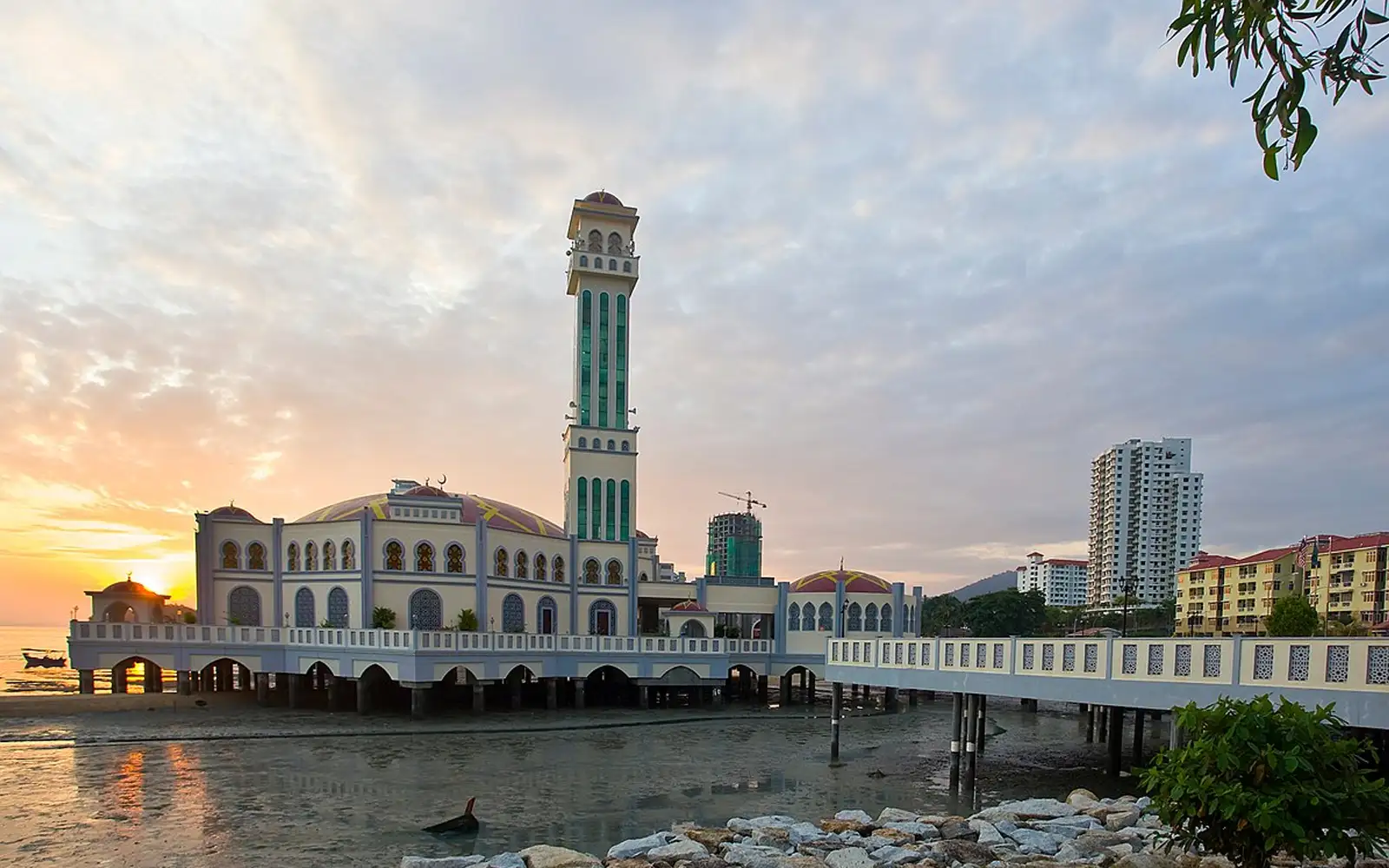 cae2074b floating mosque in tanjung bungah wikipedia pic 101124 1