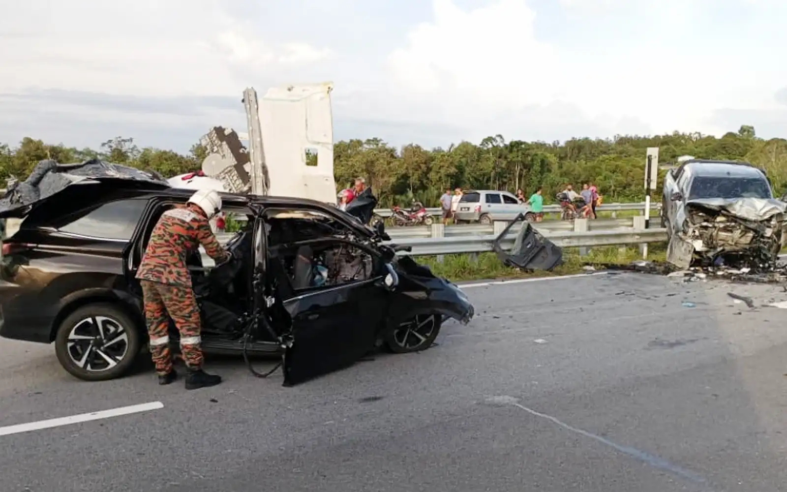 8 killed in car-4WD vehicle crash on Pan Borneo Highway