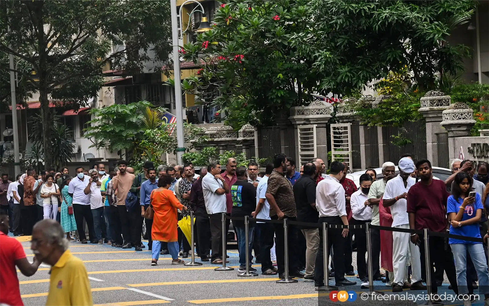Hundreds queue to pay last respects at Ananda Krishnan’s wake