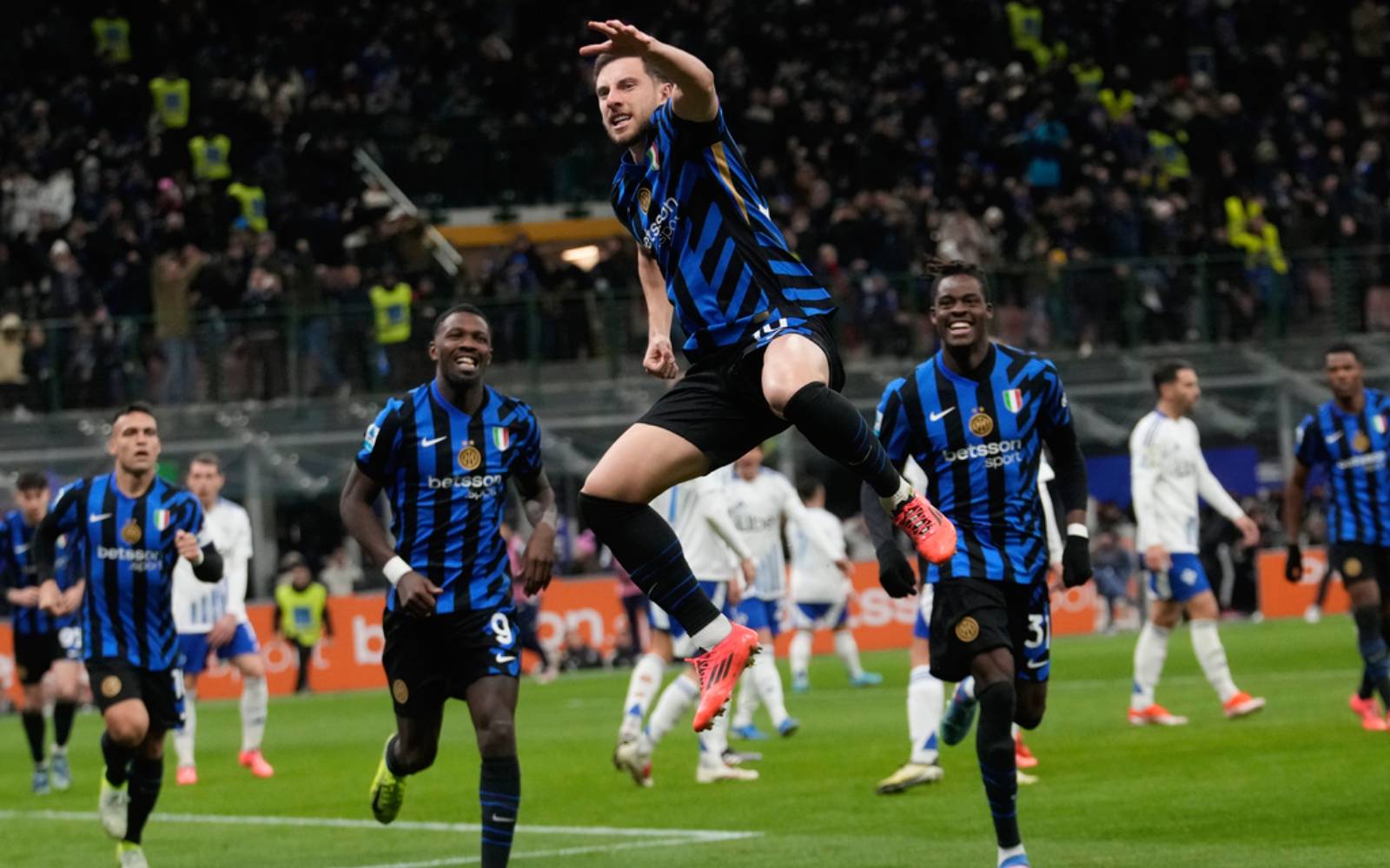 Inter beat Como to keep in touch with leaders Atalanta