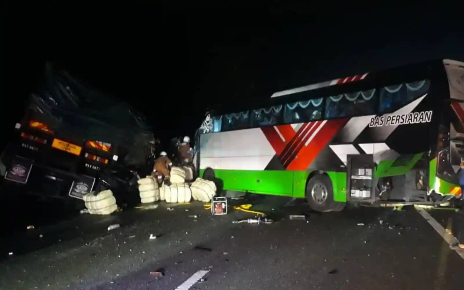 6 killed in crash on North-South Expressway off Ayer Keroh