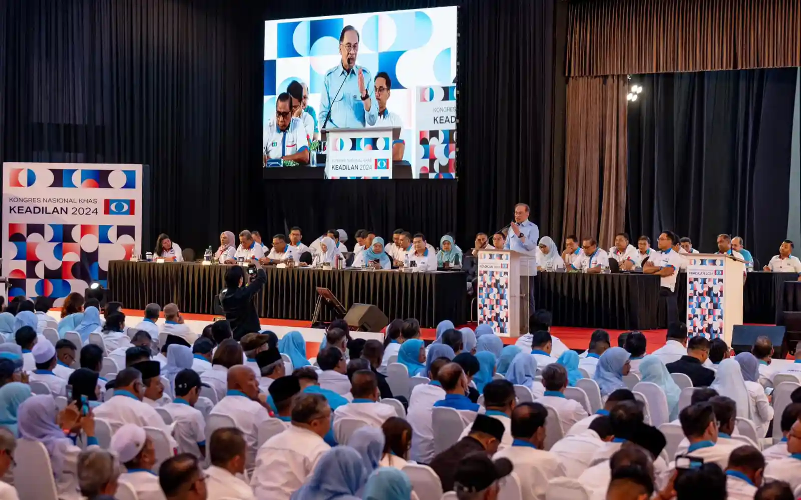 tengku-zafrul-won-t-be-able-to-escape-pkr-s-warlords-say-analysts-fmt