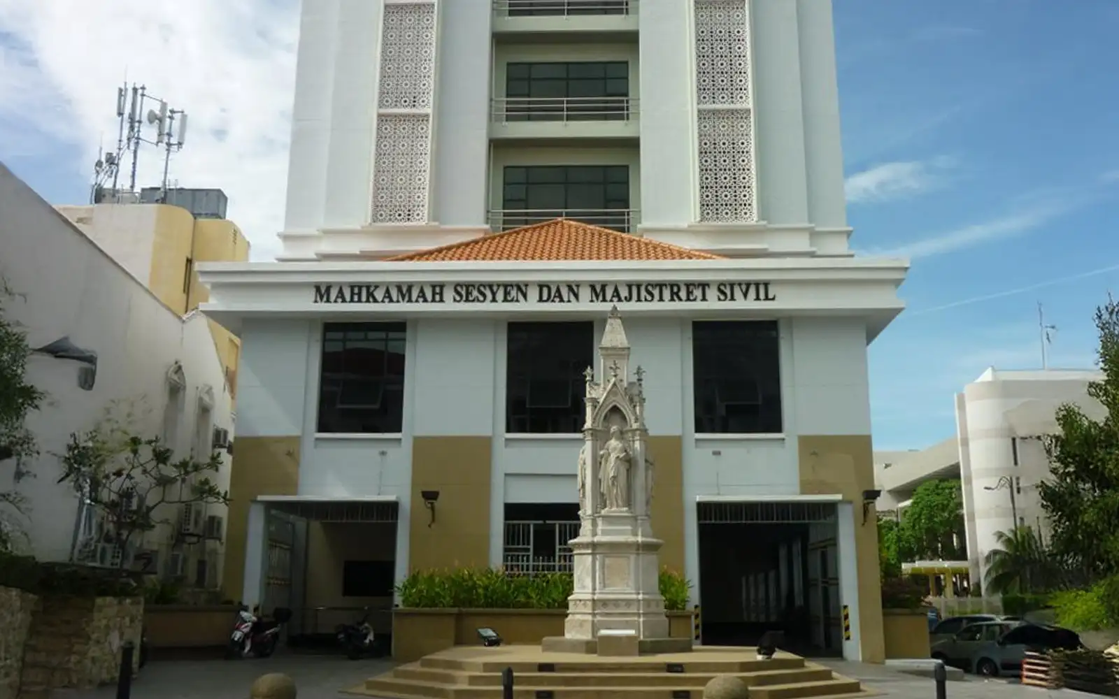 4 Ah Long didakwa bawa lari, kurung wanita Indonesia