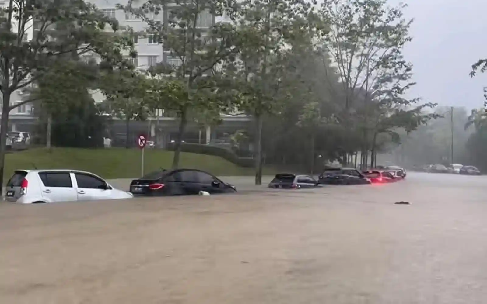 20 pemilik kenderaan tenggelam banjir di Putrajaya terima bantuan RM1,000