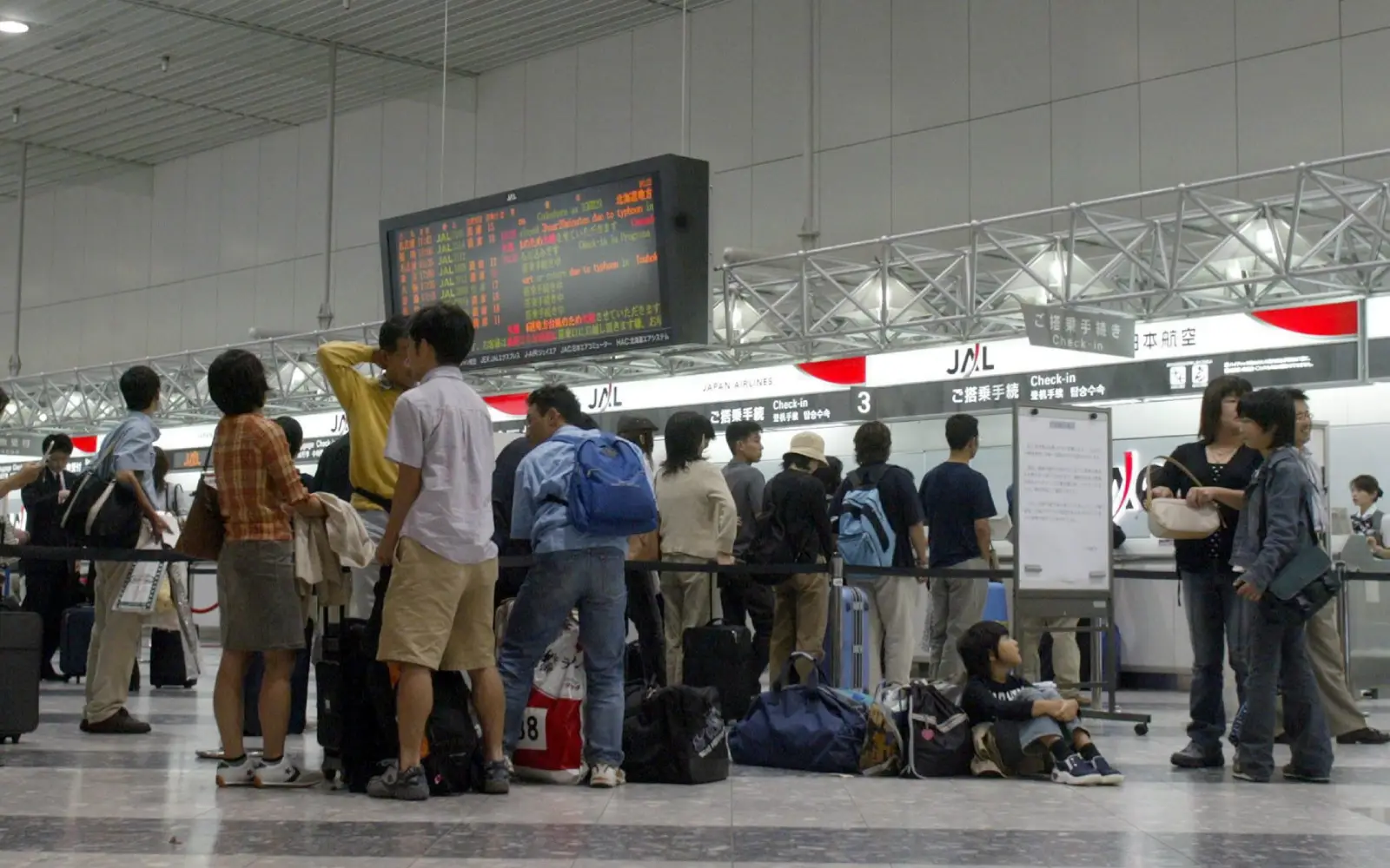 Heavy snow in Japan disrupts holiday air traffic