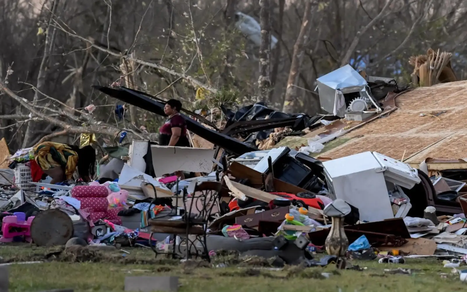 Thousands of flights delayed, 1 killed as deadly storms hit US