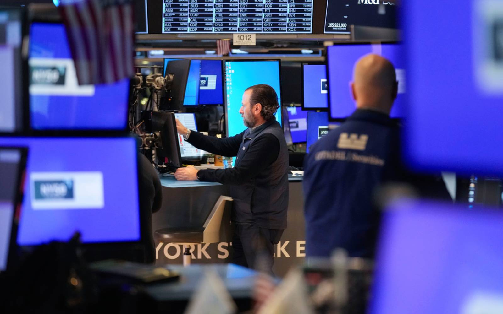 Wall Street ends higher after Trump unveils tariff plan FMT