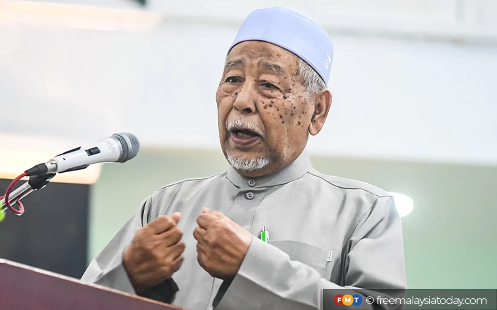 Erkaklar hojatxonada siltanayotgani yashirin kamera tasvirlari Men eshakda paypoqda uxlayotgan ayolni sikdim