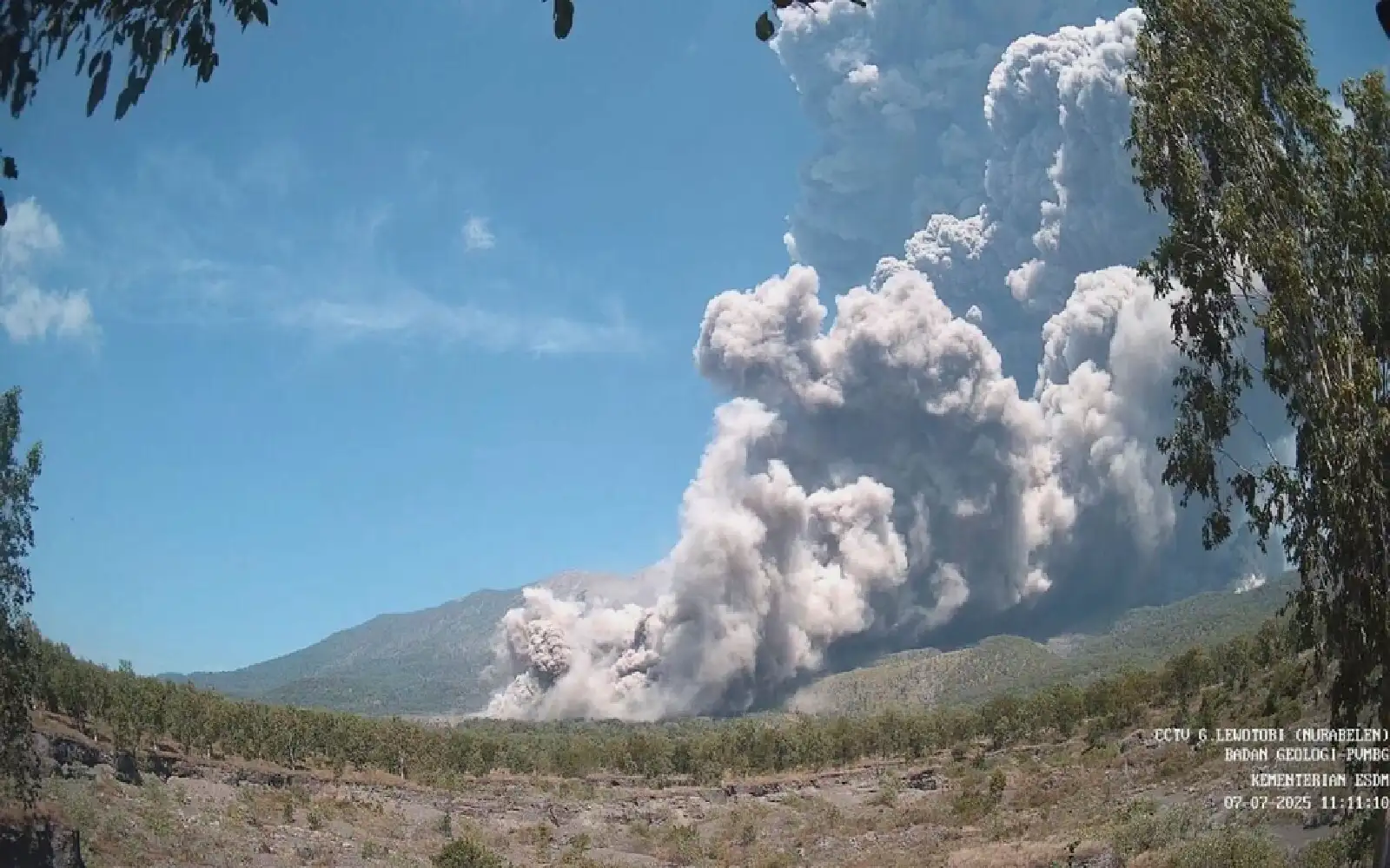 Bali flights nixed after huge Indonesian volcano eruption