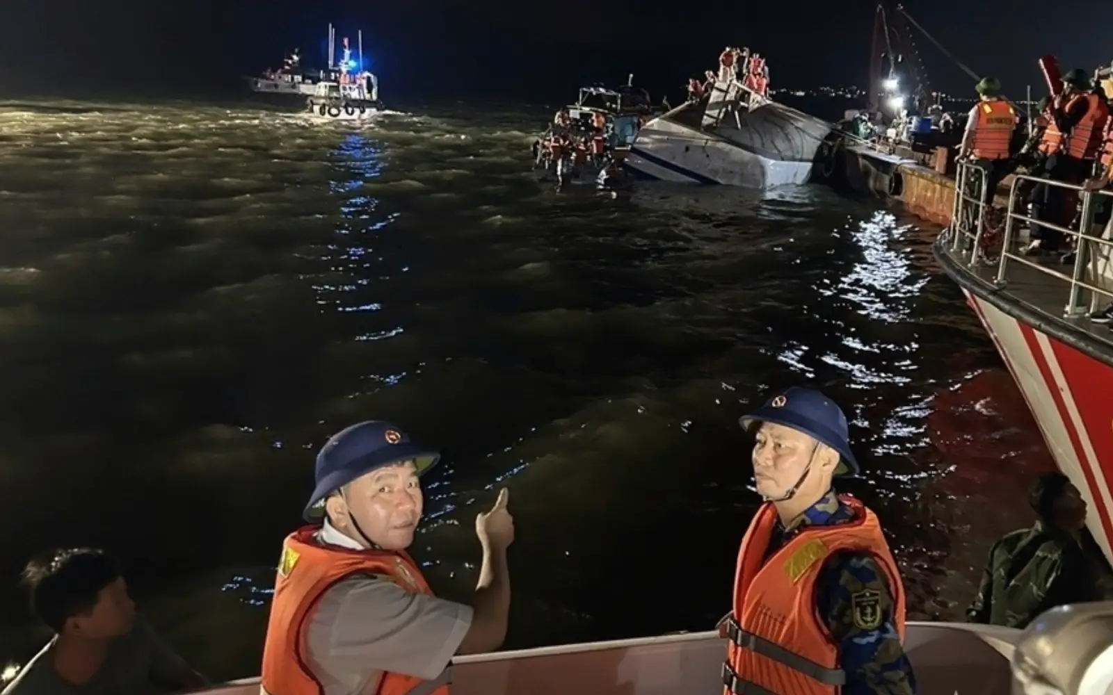 在越南旅游船上倾覆在海龙湾倾覆后，至少有34人丧生